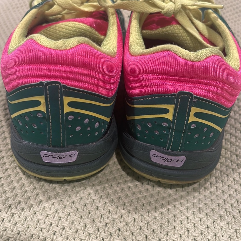 Saucony tennis shoes - Picture 2 of 3